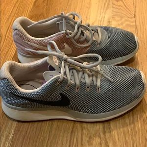 Nike sneakers awesome condition